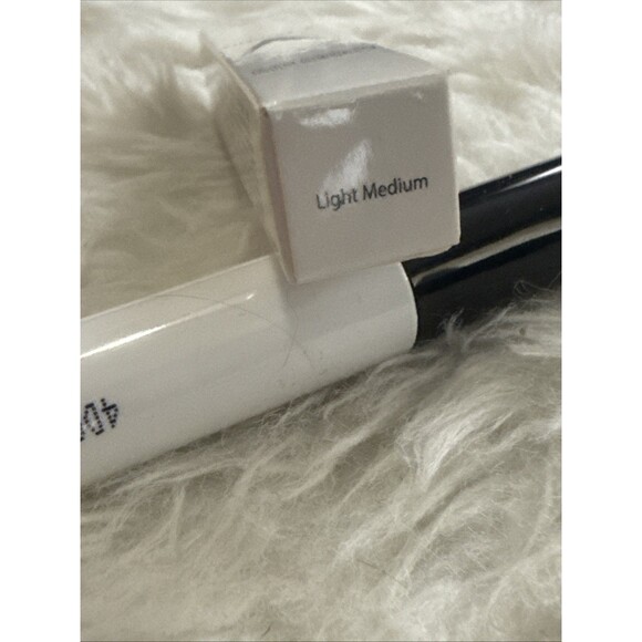 V Kosmetik Eyeshadow Primer 0.2oz Light Medium Tone Deluxe Travel Size New NIB - Picture 2 of 3